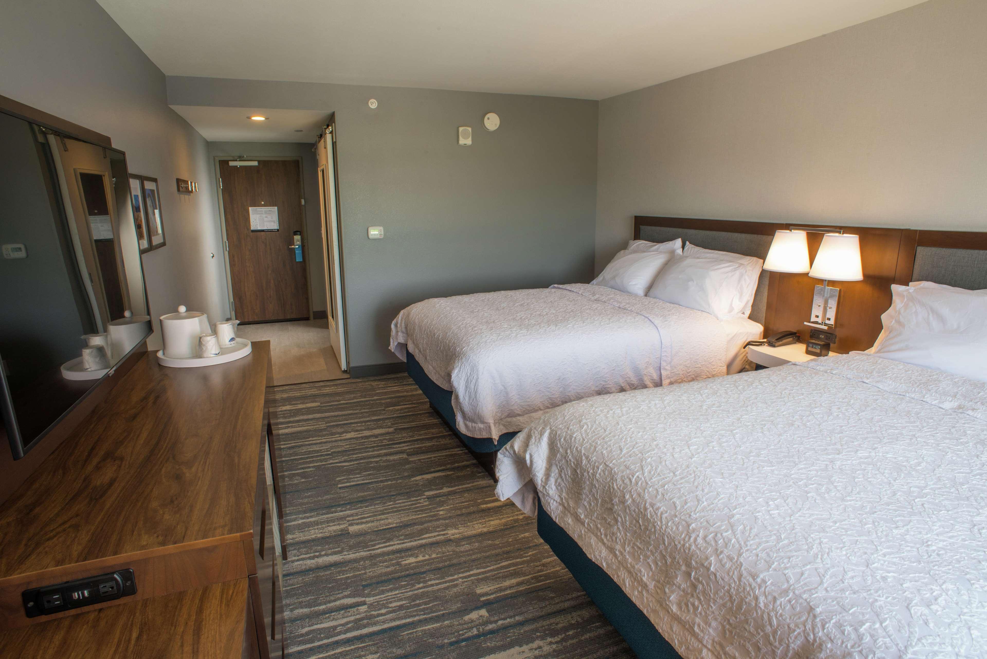 Hampton & Rushmore, Sd Hotel